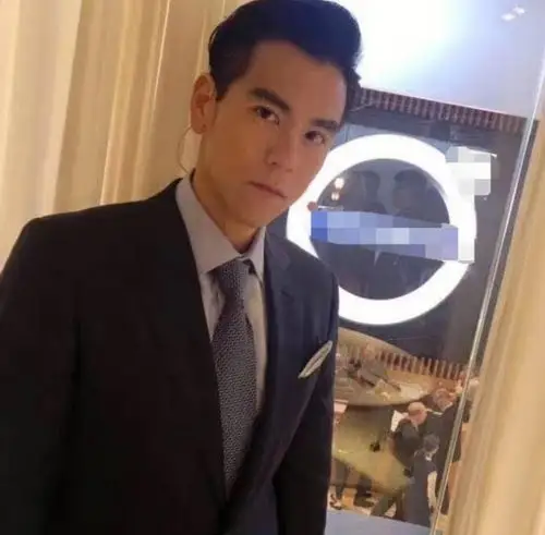 彭于晏照片中,有一张是彭于晏现在的帅照,另一张是童年旧照,身材圆润