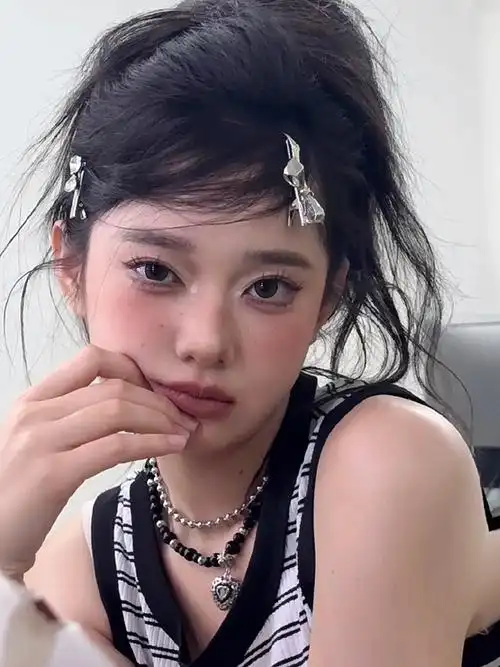 最新的斜刘海是这样的:韩国女团都超爱的这款刘海,不用垫发正面就能有