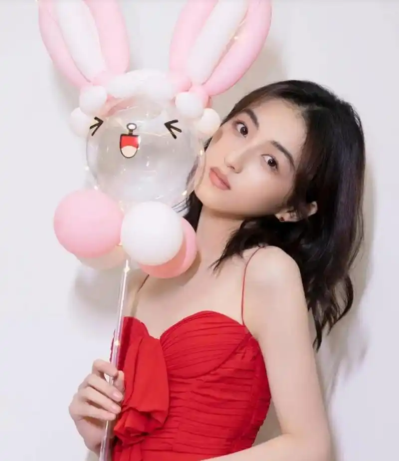 张子枫一袭红裙搭配微卷发,清纯甜美,温柔俏丽,妥妥的青春元气美少女!