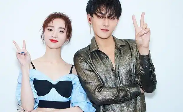 图2:黄子韬和胡冰卿合照,照片中黄子韬和胡冰卿 分别比剪刀手