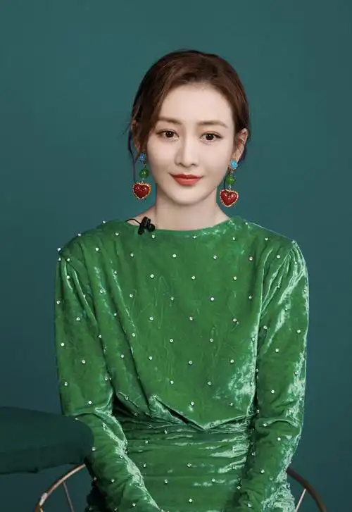 王鸥真"放得开",穿蕾丝白裙大玩纯欲风,这腿小姑娘都羡慕_连衣裙