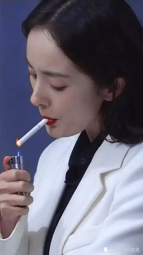 杨幂演反派,抽烟熟练超带感!