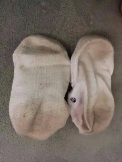 一直在追一个女孩,今早她突然送我一个礼包,打开是一双她穿过的袜子!