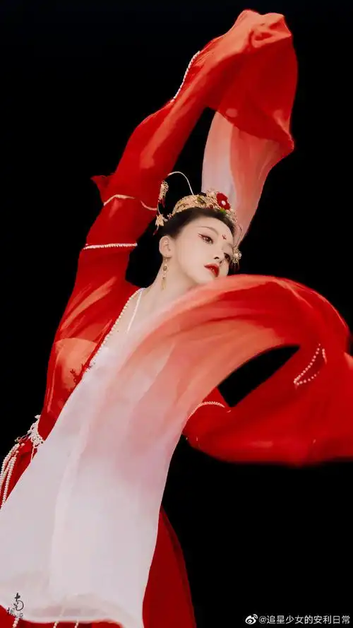 姜贞羽红衣水袖舞