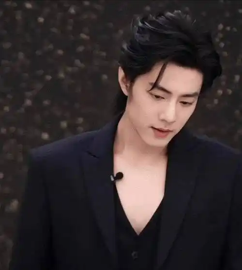 肖战罕见穿低领口深v,黑西装搭配长发太靓,谁还记得他直播为啥?