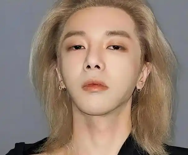 假发,假肩,假腹肌,这些明星除了性别,身上还有什么是真的?