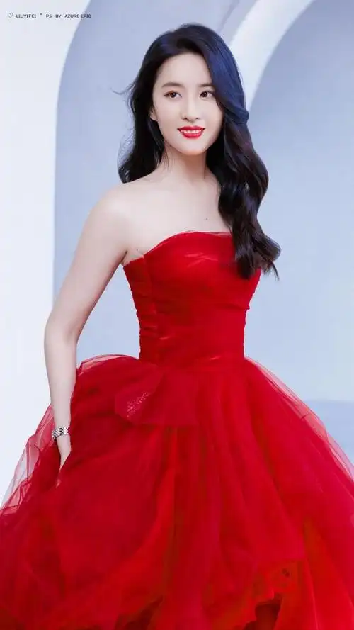 明星同穿小红裙,热巴艳丽,刘亦菲美成无法忘怀的风景线