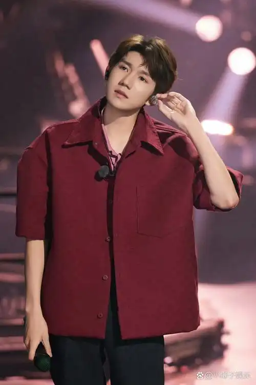 舞台上的王源也太亮眼了吧!