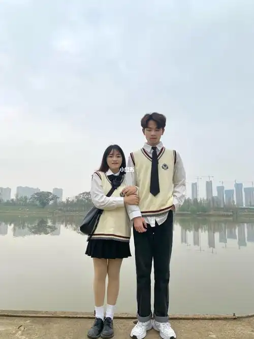 150175情侣的学院风穿搭分享