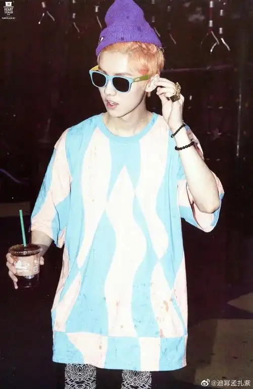 鹿晗在exo专辑上签名##鹿晗在exo专辑本上签名