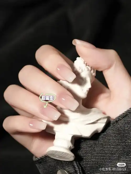 温柔渐变色美甲