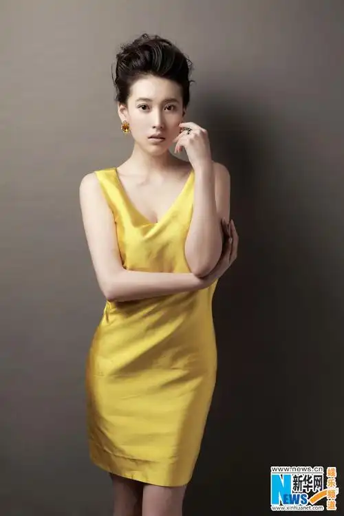 宁丹琳登封面冷艳卖萌两不误宛若盛开的百合花