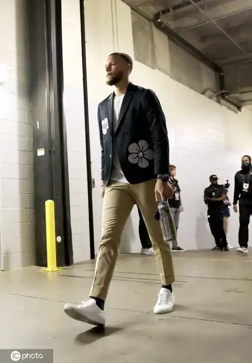 高清图勇士vs独行侠入场一览库里休闲黑西装