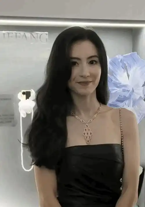 54岁王菲与43岁张柏芝近况大比拼,张柏芝状态绝佳完胜!