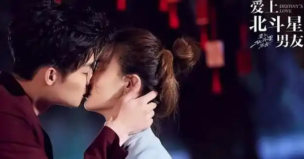 疑似曝光徐璐新恋情和小五岁的吴崇轩一起逛街两人以前合作过