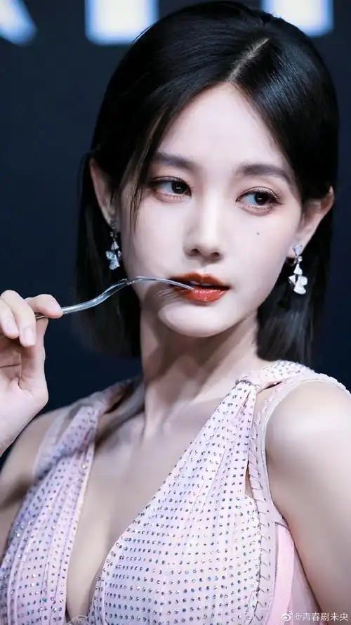 李一桐踩到自己裙子了##gq红毯谁赢了