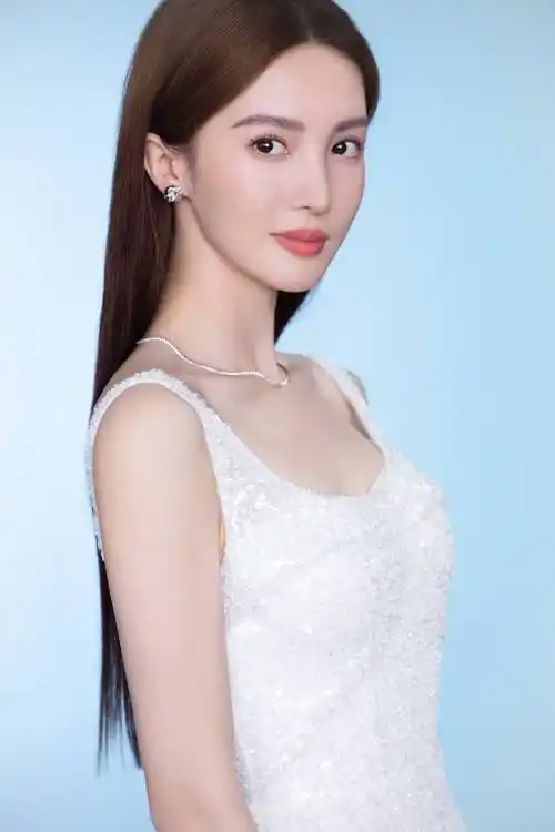 金晨着纯白色礼裙大秀美背曲线曼妙温柔动人