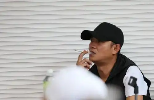 文章讲座抽烟喝酒两不误渣男痞子作风引反感