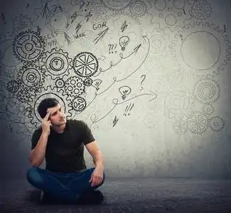 男人坐在地板上苦思冥想,想办法解决照片