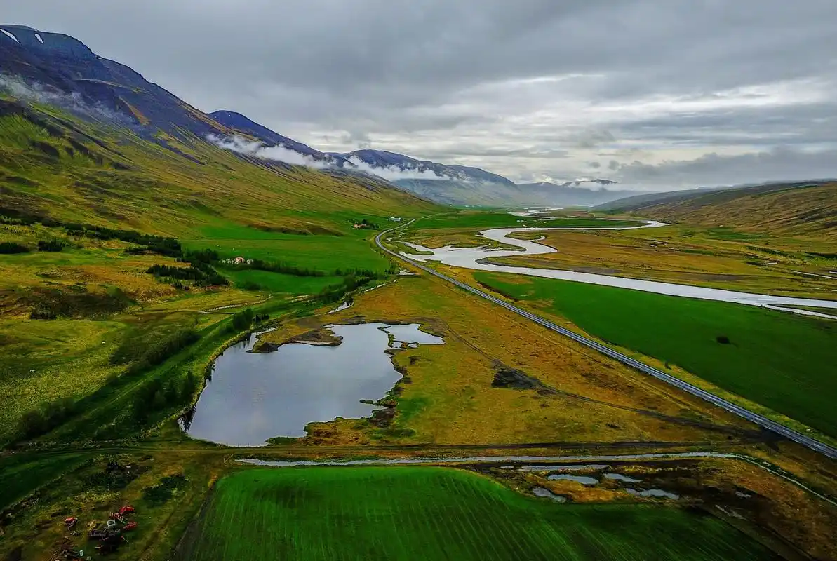 新疆伊犁喀拉峻大草原是典型的山地草甸类型草原,地势起伏和缓,视野