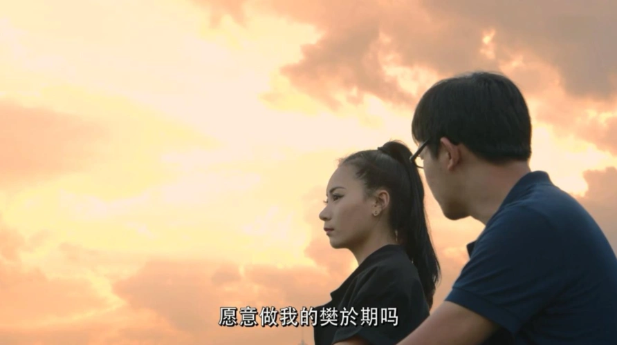 首先是外形上,其实毕晨曦的长相非常精致,轮廓也好五官也好而且很适合