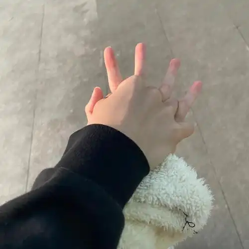 情侣一定要拍很多很多牵手照呀