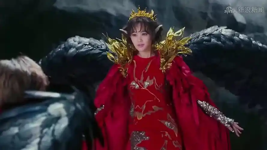 半妖倾城:明夏和倾城在街上偶遇,明夏完全不认识她了