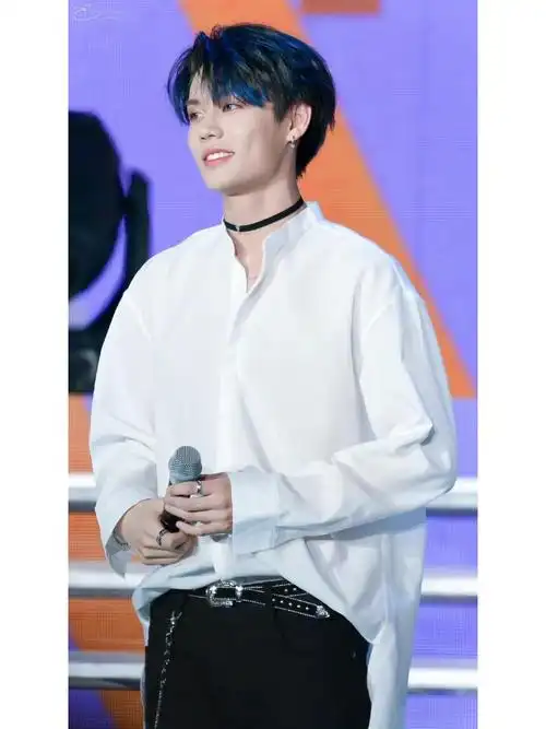 林彦俊白色衬衫舞台壁纸2107