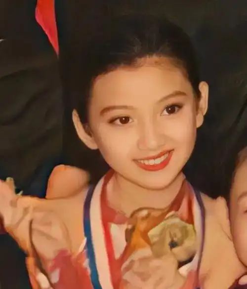 毛晓彤:被父亲抛弃垃圾桶,被男友陈翔劈腿,速看"美强惨"逆袭