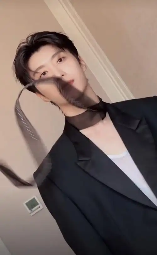 范丞丞first首作推介人##范丞丞脖子戴丝带