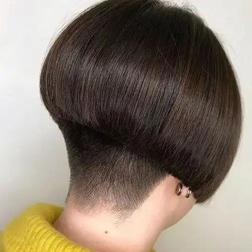 这款波波发型,适合喜欢短发 的女性"推脖沙宣波波头"很利落,拉长脖子