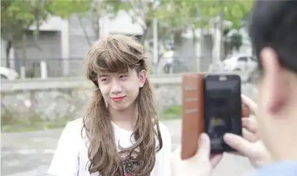 高校男生扮女装,同学求合影!