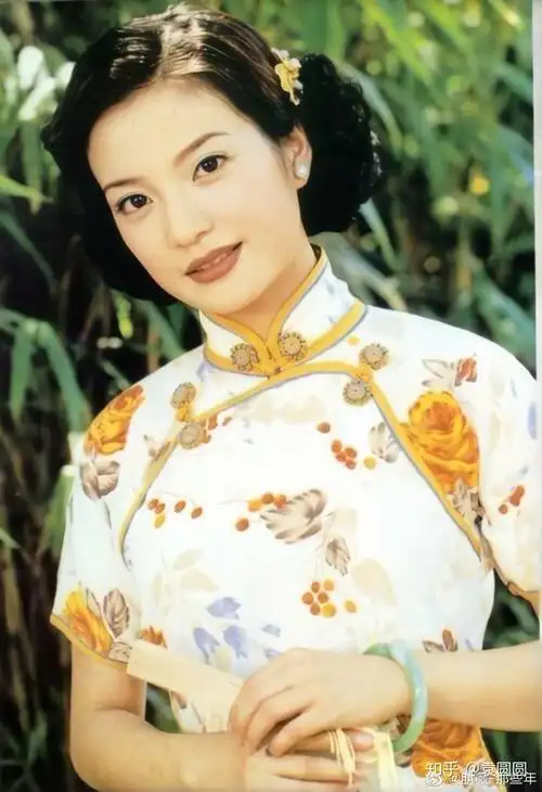 如何评价赵薇的长相?