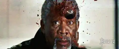 如果是爆头爆出脑浆的话,那么这就需要为演员装上一个假脑袋咯!