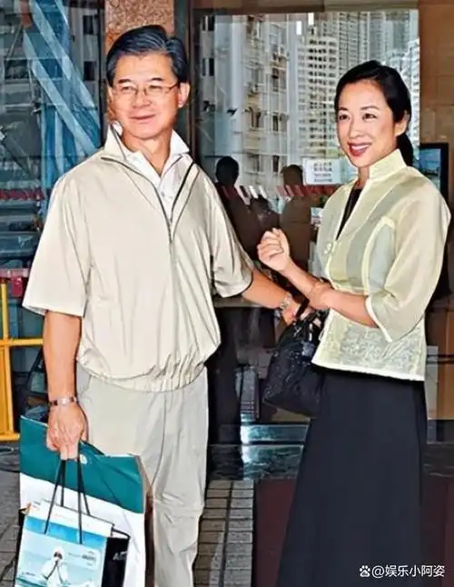 然而,罗康瑞始终对朱玲玲怀有深深的爱慕之情,这份感情已经坚持了二十