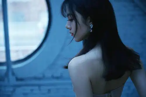 赵今麦工作花絮曝光 梦幻粉纱诠释灵动少女