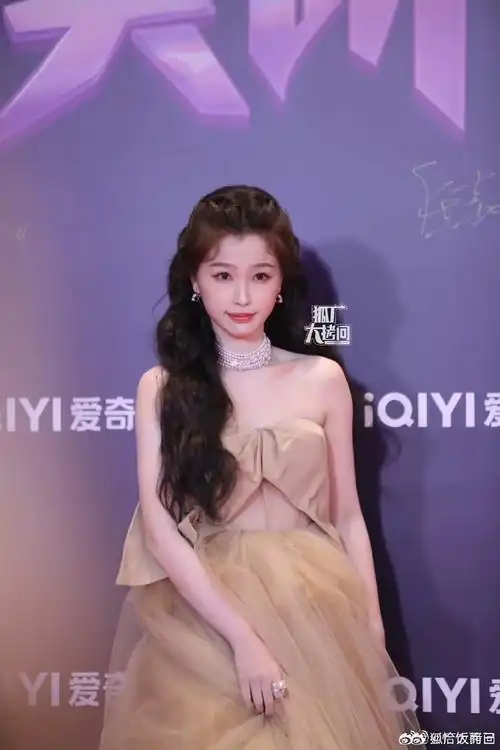 虞书欣一个人走红毯