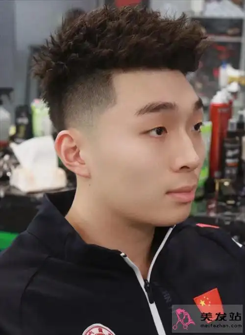 清爽型烫发可以尝试这一款,锡纸前刺简单打理,出门只要五分钟打理.