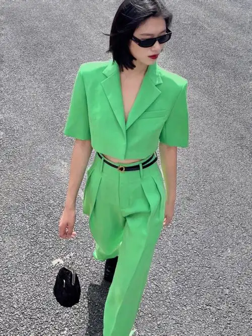 郑秀妍同款绿色西装短款西装 高腰长裤绝对是酷女孩炸街look!