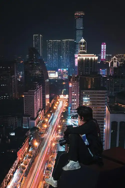 人生就如同这车流一般,看似璀璨夺目,不过是不起眼