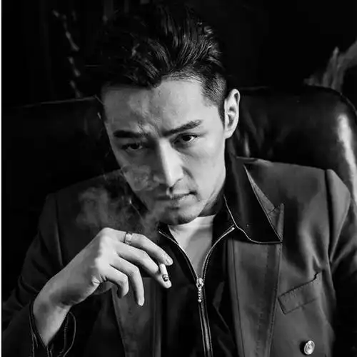 的胡歌是充满阳光乐观的一个男明星,到现在也有十几年了,现在成熟稳重