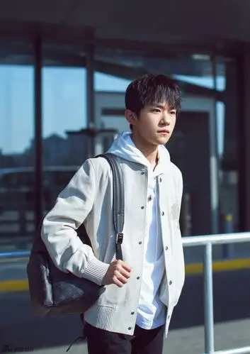 易烊千玺街拍青春十足