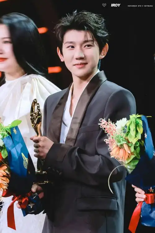 "在梅奔和大家再次相见"  西装也是可爱的  @tfboys-王源#王源看我们