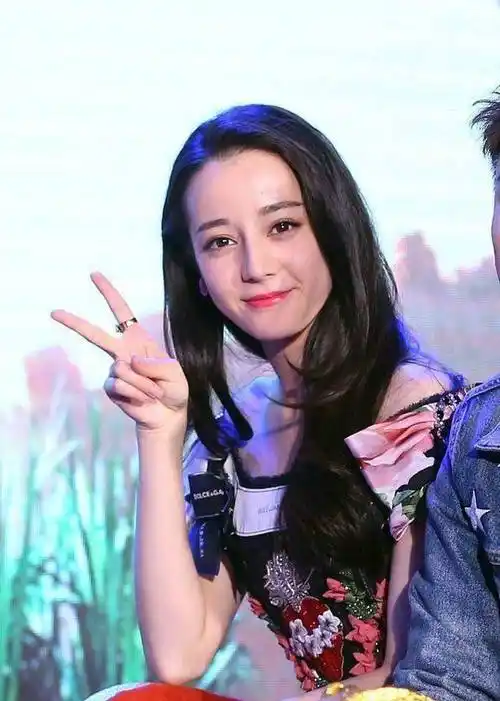 迪丽热巴穿黑裙妩媚撩发,与王俊凯董子健同台却被"孤立"无交流_活动