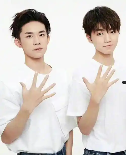 王俊凯,易烊千玺和刘耀文,两个娱乐圈顶流,一个时代少年团新秀_营业