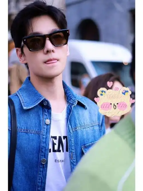 杨洋今日份米兰造型释出蓝色牛仔套装墨镜造型好帅气的