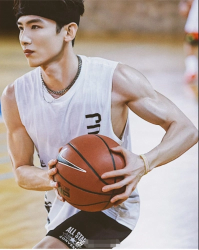 白敬亭常年健身,肌肉线条好man,这么好的身材不穿衣服就好了