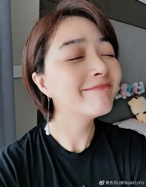 蒋欣生日一口气晒17张自拍送福利 对镜卖萌甜笑暖意十足