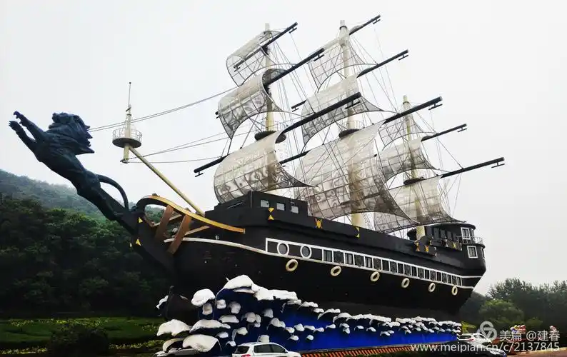 矗立在金石滩景区外的巨型帆船