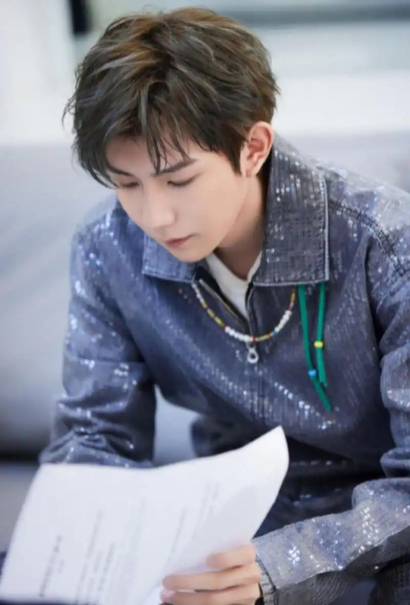 这次写真中,王源身穿灰色亮片套装,脖间点缀着彩珠项链,时尚又活泼.